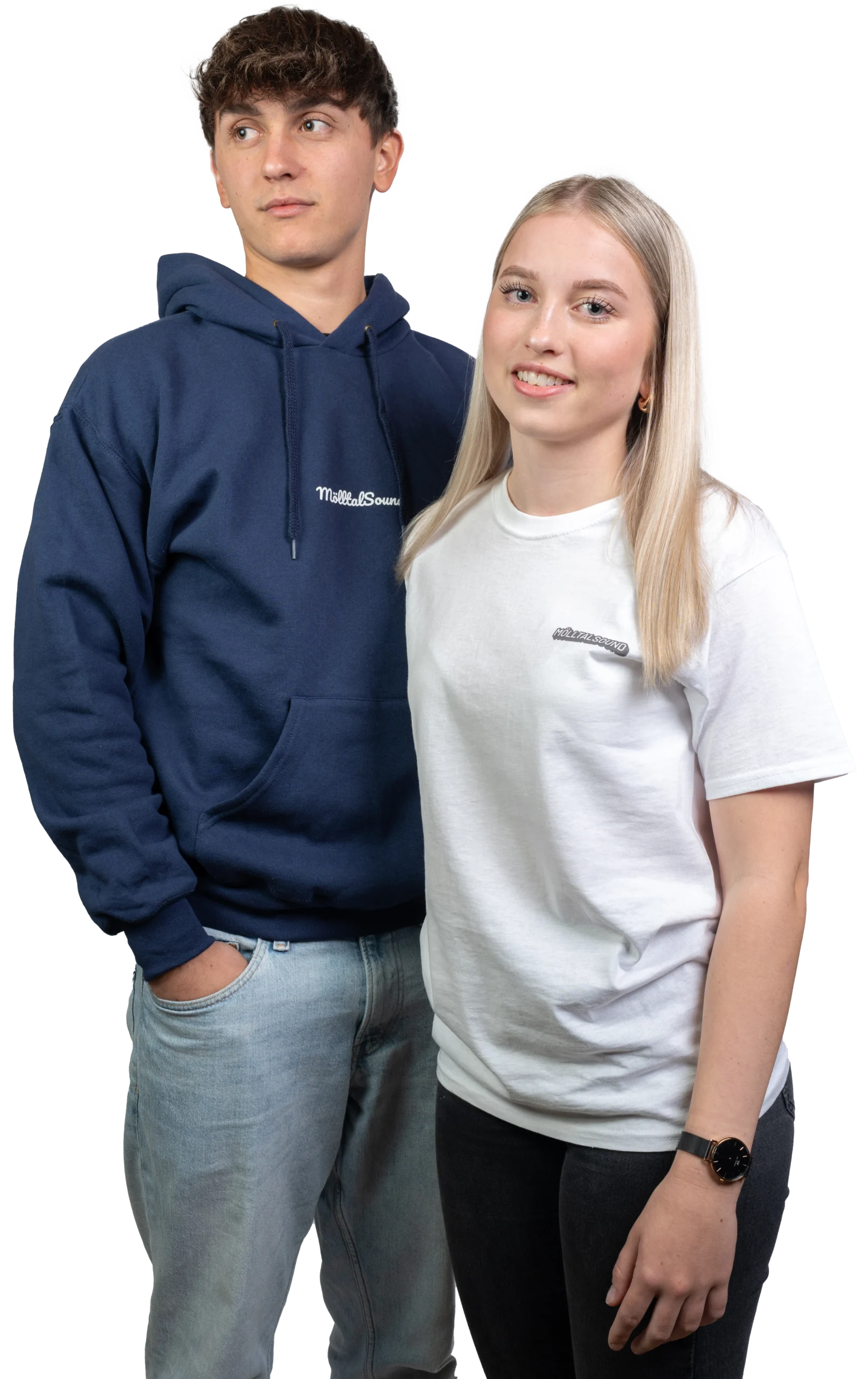 Junger Mann im blauen Hoodie und junge Frau im weißen T-Shirt, gekleidet in MölltalSound-Merch stehen nebeneinander.