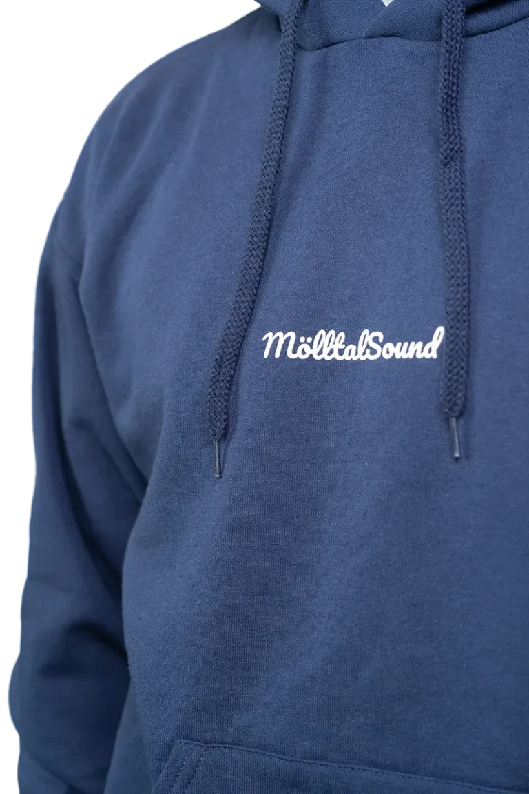 Detailaufnahme des navyfarbenen MölltalSound Hoodies mit weißem Brustlogo.