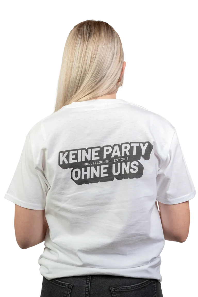 Rückansicht einer Frau im weißen MölltalSound T-Shirt mit großem Aufdruck „Keine Party ohne uns“.