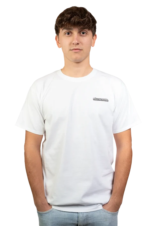Frontansicht eines Mannes im weißen MölltalSound T-Shirt mit kleinem Brustlogo.