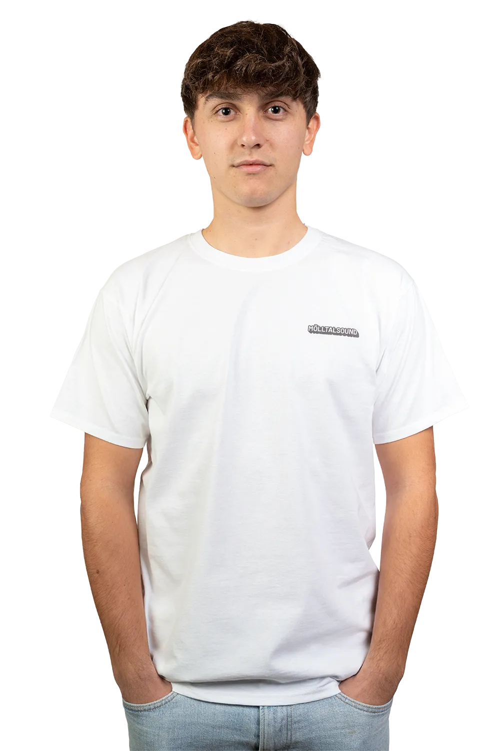 Frontansicht eines Mannes im weißen MölltalSound T-Shirt mit kleinem Brustlogo.