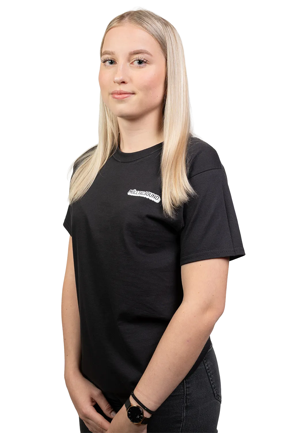 Junge Frau im schwarzen „Vibe“-T-Shirt von MölltalSound, seitlich stehend, mit kleinem Frontlogo auf der linken Brust.