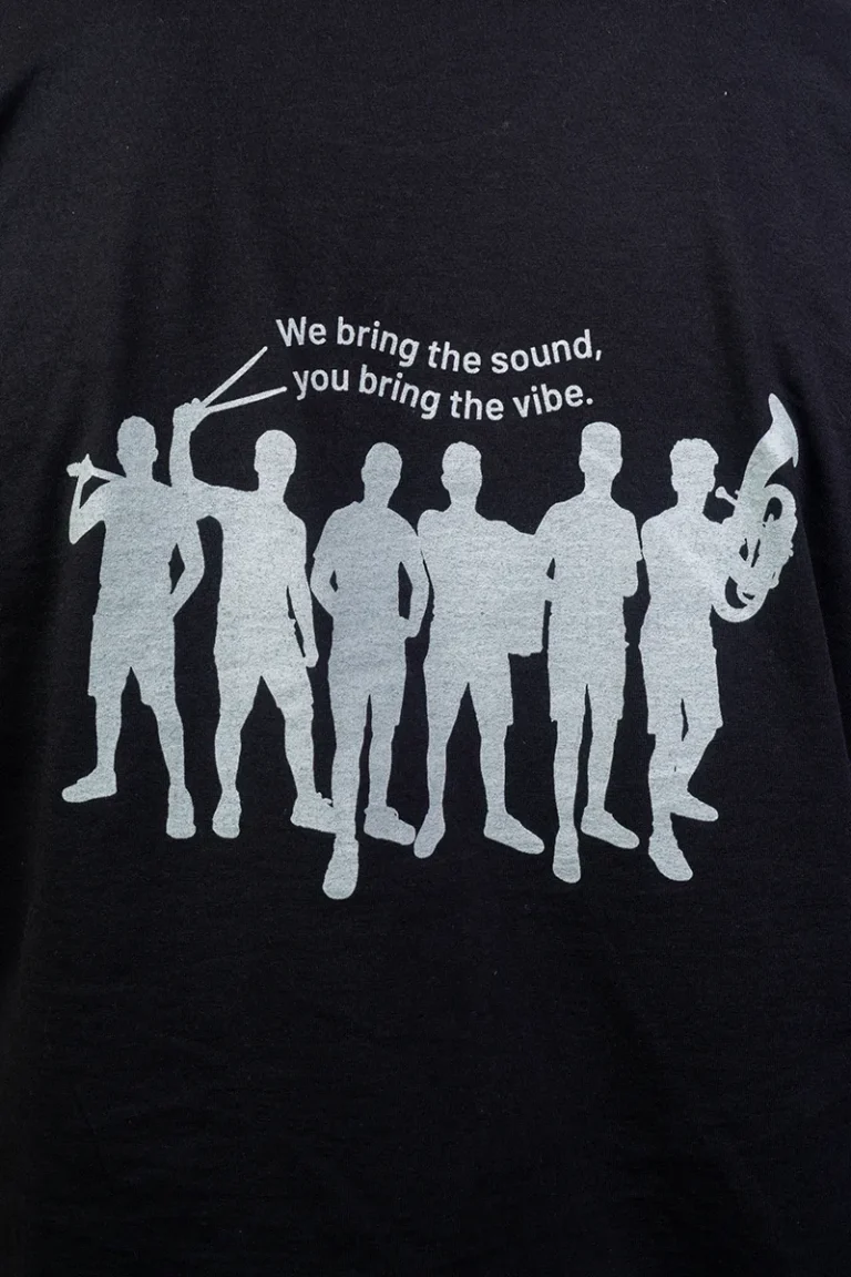 Schwarzes MölltalSound „Vibe“-T-Shirt mit einer Silhouette der einzelnen Bandmitglieder sowie dem Schriftzug "We bring the sound, you bring the vibe."