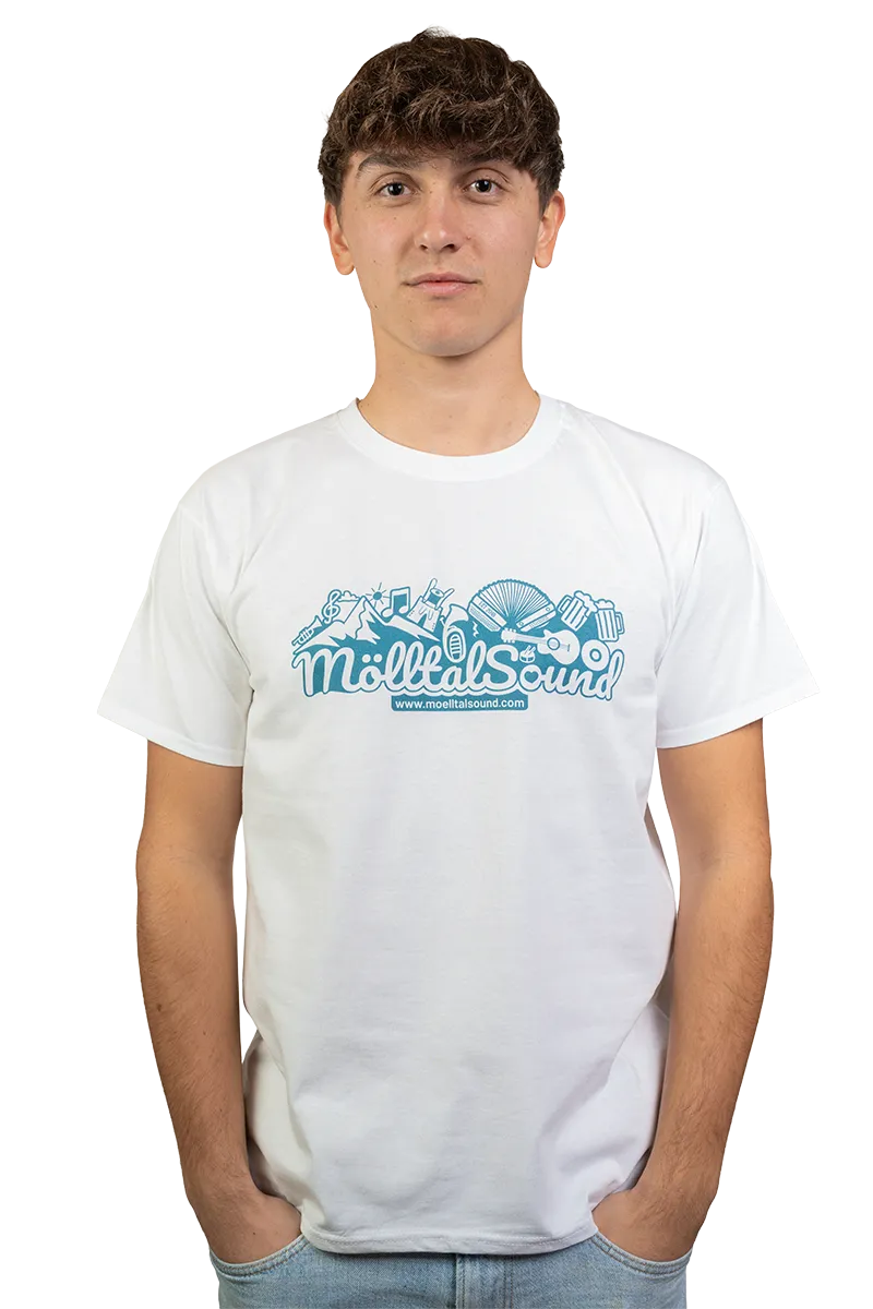 Junger Mann im weißen MölltalSound T-Shirt mit großem blauem Frontprint, frontal stehend.
