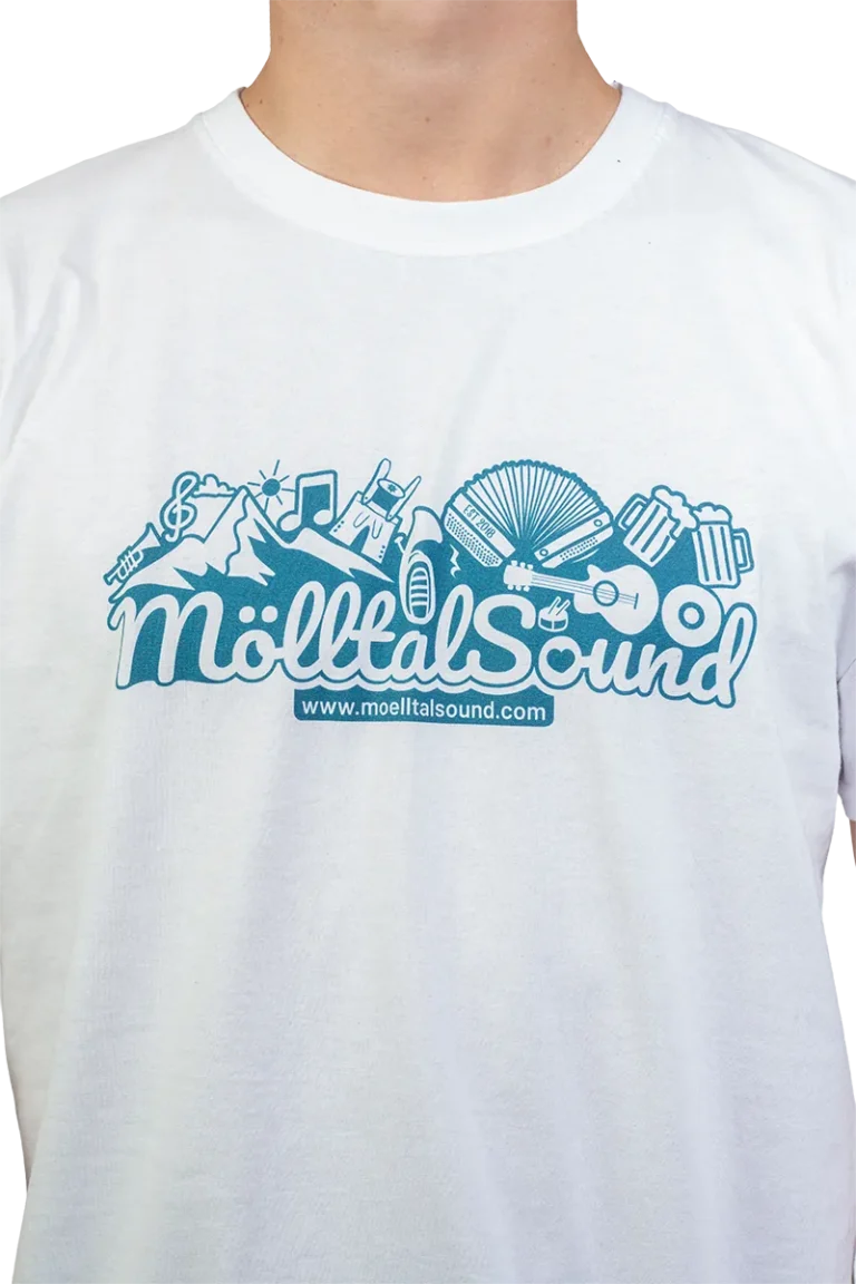 Junger Mann im weißen MölltalSound T-Shirt mit großem blauem Frontprint, frontal stehend.